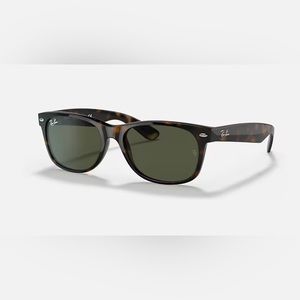 Ray Ban New Wayfarer Classic in Polished Tortoise with Green Lens and Case